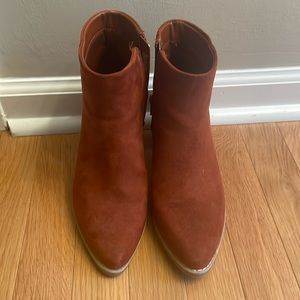 Universal thread size 6 cognac colored booties.